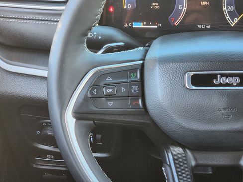 Used 2025 Jeep Grand Cherokee 4WD image 33