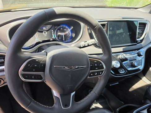 Used 2025 Chrysler Pacifica Select FWD image 6