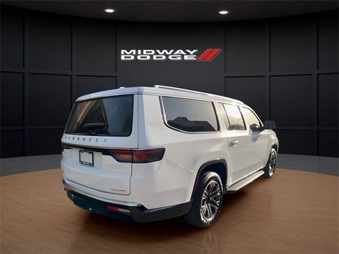 Used 2023 Jeep Wagoneer L Series II image 4