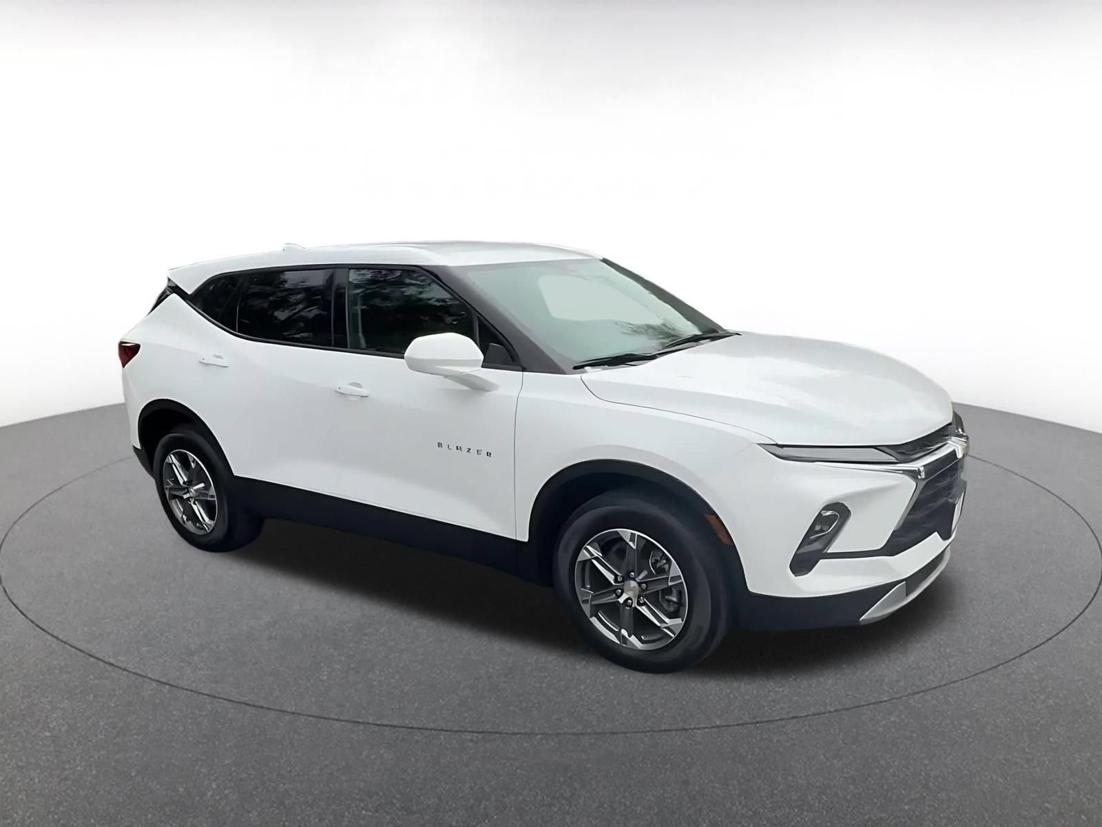 Used 2026 Chevrolet Blazer LT FWD image 2