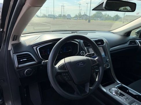 Used 2019 Ford Fusion SE FWD image 12