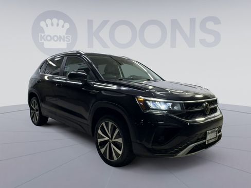 Used 2024 Volkswagen Taos SE FWD image 2