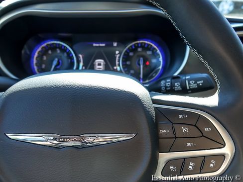 Used 2024 Chrysler Pacifica Touring-L FWD image 18