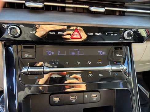 Used 2023 Kia Carnival EX image 30