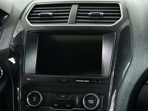 Used 2019 Ford Explorer XLT w/ Equipment Group 202A AWD/4WD image 9