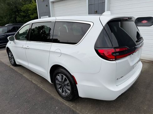 Used 2022 Chrysler Pacifica Touring-L FWD image 6