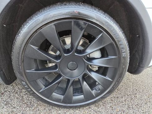 Used 2020 Tesla Model Y Long Range image 18