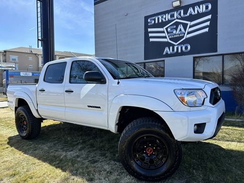 Used 2015 Toyota Tacoma w/ SR5 Package image 1
