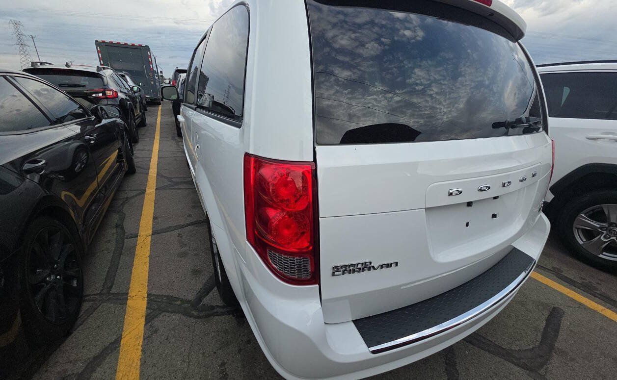 Used 2016 Dodge Grand Caravan SXT FWD image 4