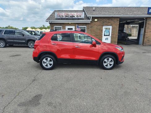 Used 2020 Chevrolet Trax LT w/ LT Convenience Package AWD/4WD image 2