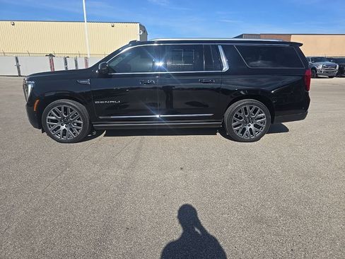 Used 2025 GMC Yukon XL Denali Ultimate AWD/4WD image 3