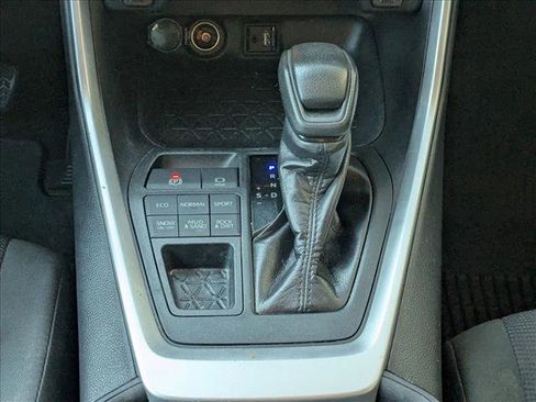 Used 2019 Toyota RAV4 LE image 10