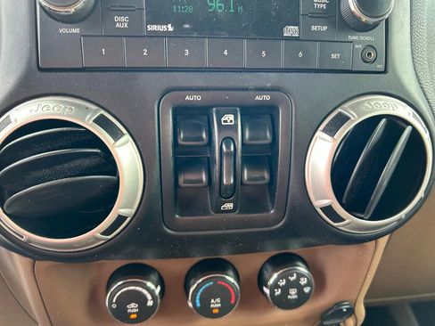 Used 2017 Jeep Wrangler Unlimited Sahara image 17