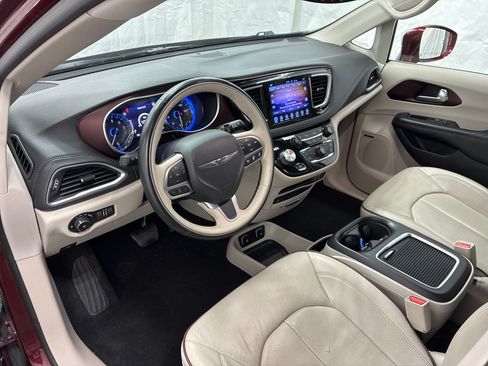 Used 2017 Chrysler Pacifica Limited FWD image 18