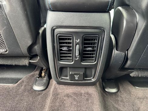 Used 2019 Jeep Grand Cherokee Laredo AWD/4WD image 31
