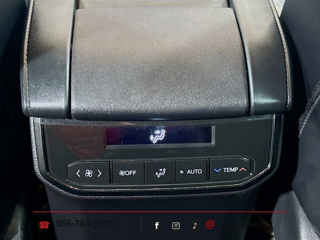 Used 2025 Toyota Highlander XLE FWD image 24