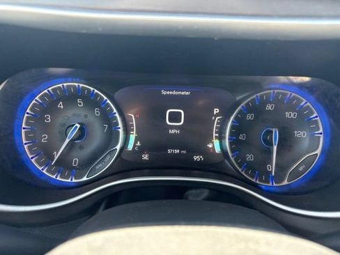Used 2024 Chrysler Pacifica Touring-L FWD image 12
