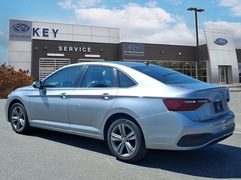 Used 2024 Volkswagen Jetta SE FWD image 4