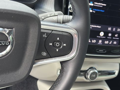 Certified 2025 Volvo XC40 B5 Plus AWD/4WD image 20