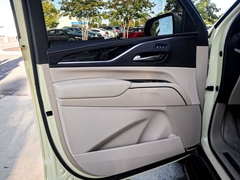 Used 2024 Cadillac Escalade Premium Luxury image 14