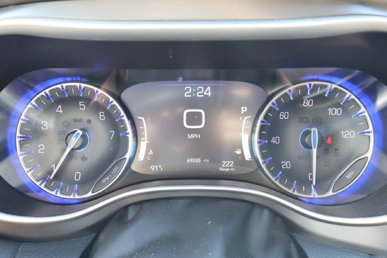 Used 2024 Chrysler Pacifica Touring-L FWD image 10