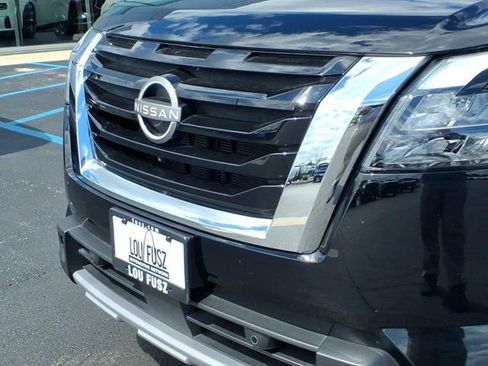 Used 2025 Nissan Pathfinder SL AWD/4WD image 35