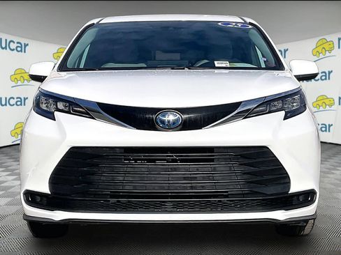 Used 2025 Toyota Sienna LE image 2