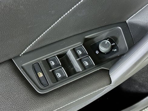 Used 2022 Volkswagen Tiguan SE w/ Panoramic Sunroof Package FWD image 14