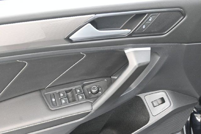 Used 2023 Volkswagen Tiguan SE FWD image 12