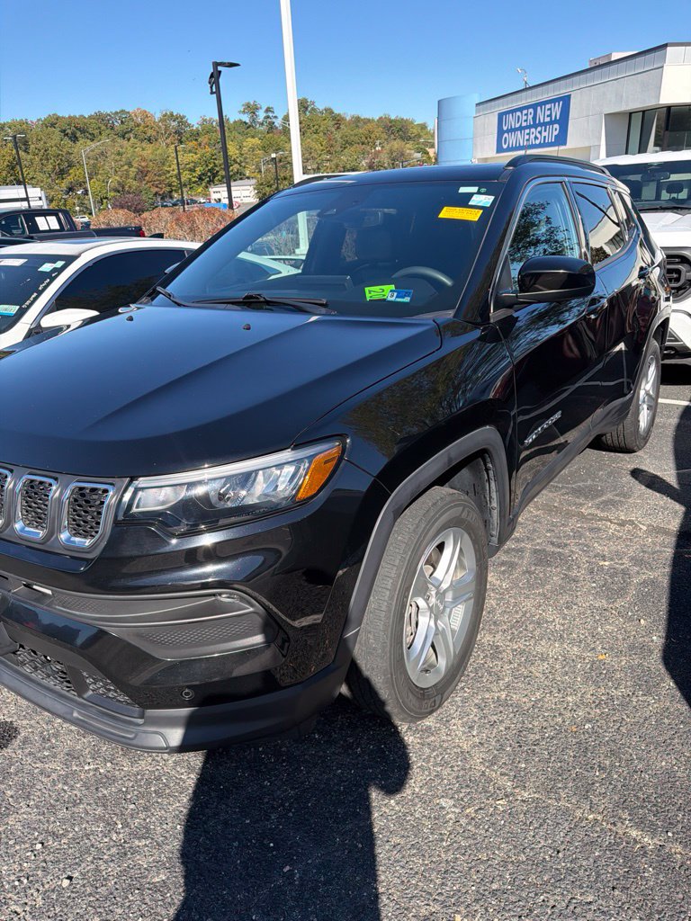 Used 2024 Jeep Compass Latitude w/ Sun and Sound Group AWD/4WD image 2