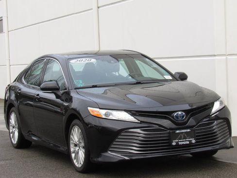 Certified 2020 Toyota Camry XLE image 2