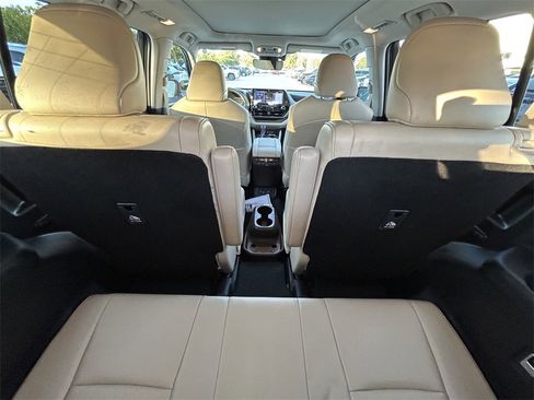Certified 2022 Toyota Highlander Platinum image 16