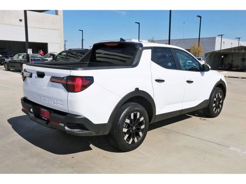 Certified 2025 Hyundai Santa Cruz SE image 8