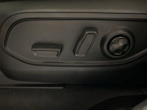 Used 2023 Jeep Grand Cherokee L Laredo image 12