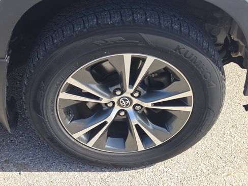 Used 2016 Toyota Highlander XLE FWD image 32