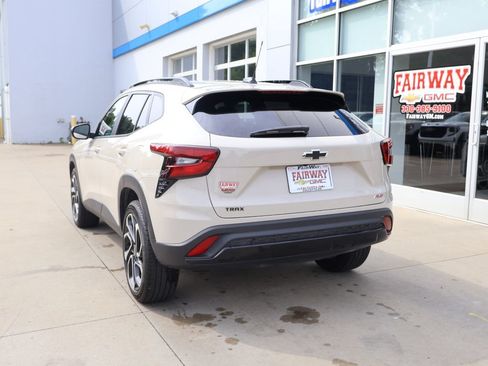 Certified 2026 Chevrolet Trax RS w/ Sunroof Package FWD image 8