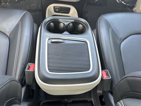 Used 2023 Chrysler Pacifica Touring-L image 16