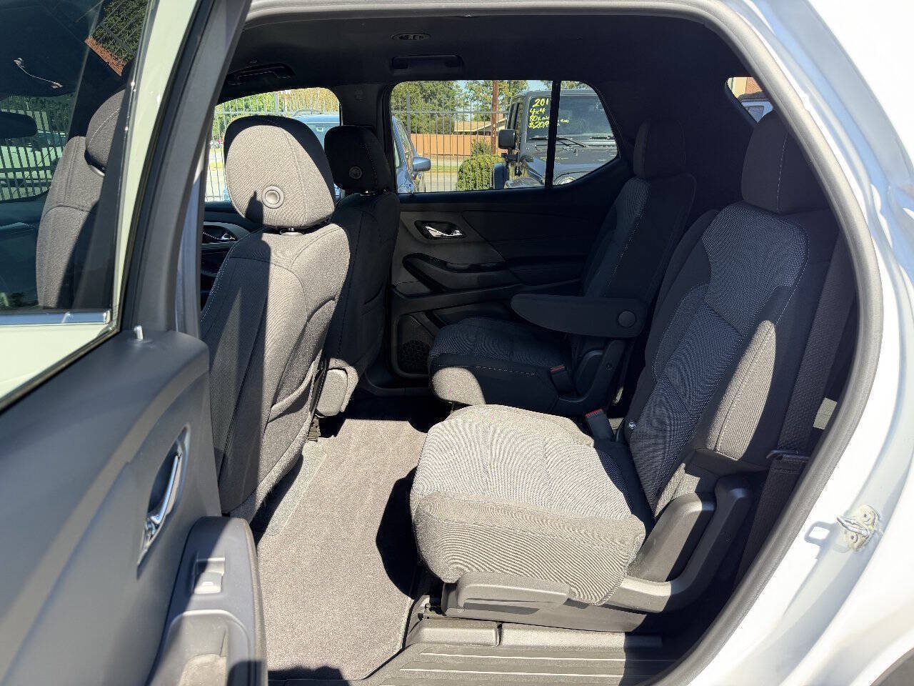 Used 2022 Chevrolet Traverse LT FWD image 13