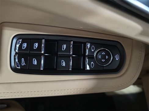 Used 2025 Porsche Macan image 21