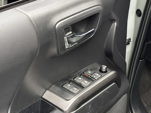 Used 2022 Toyota Tacoma TRD Sport AWD/4WD image 17
