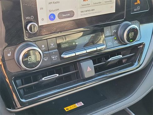 Used 2024 Toyota Highlander XLE image 23