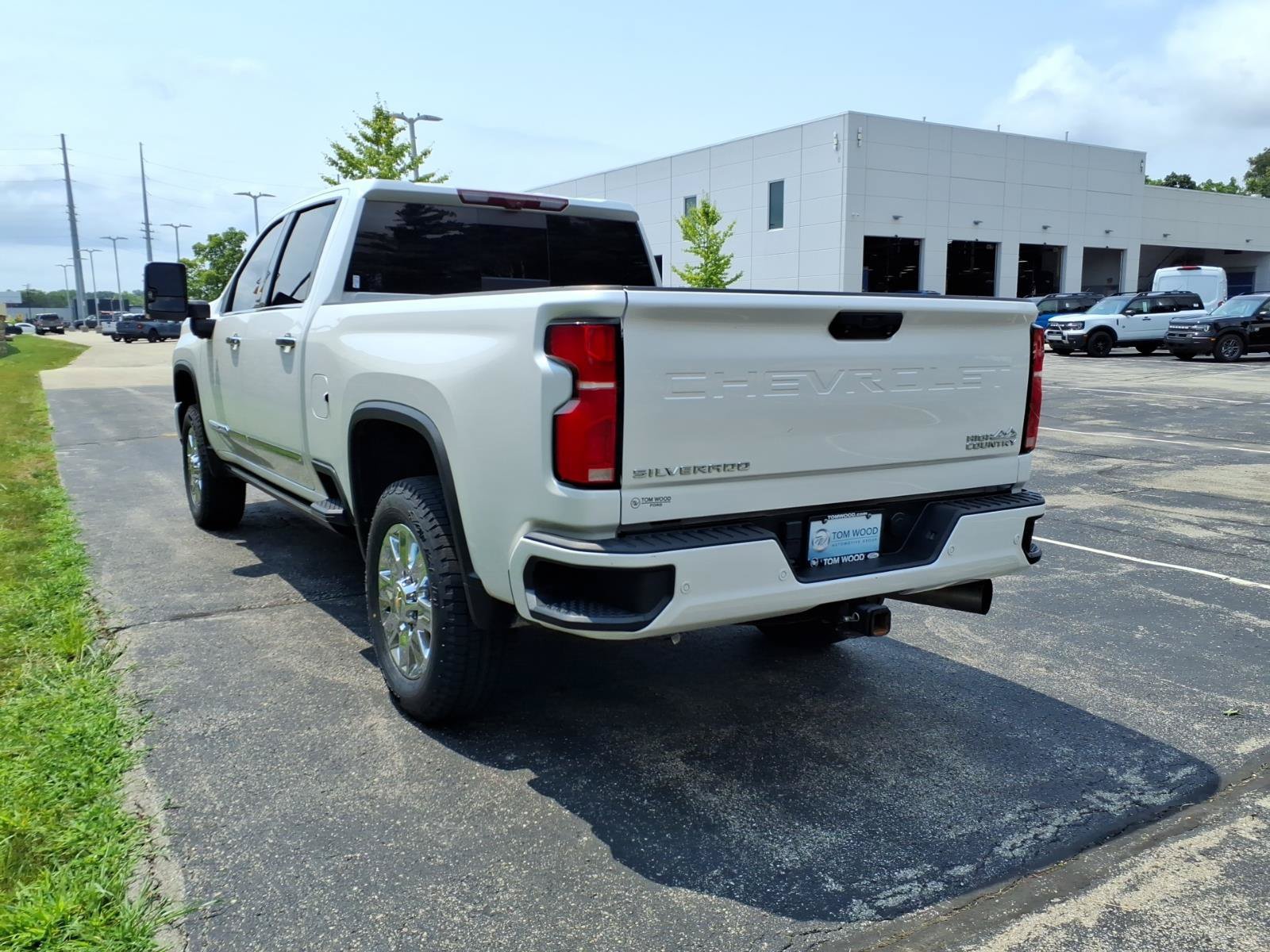 Used 2024 Chevrolet Silverado 2500 High Country w/ High Country Premium Package AWD/4WD image 7