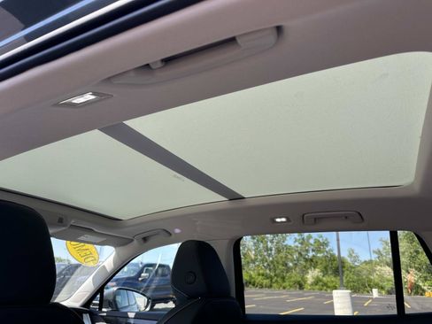 Used 2025 Volkswagen Tiguan SE w/ Panoramic Sunroof Package AWD/4WD image 12