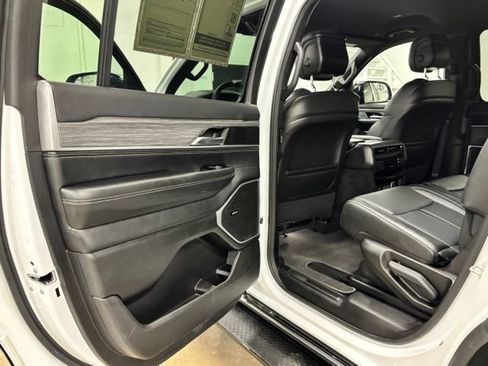 Used 2023 Jeep Wagoneer Series III w/ Preferred Equipment Group RWD image 18