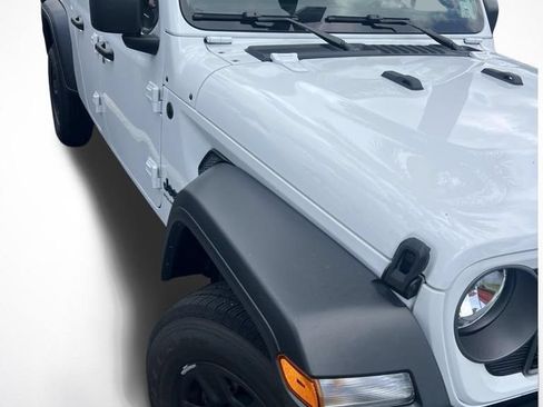 Used 2026 Jeep Gladiator Sport AWD/4WD image 2