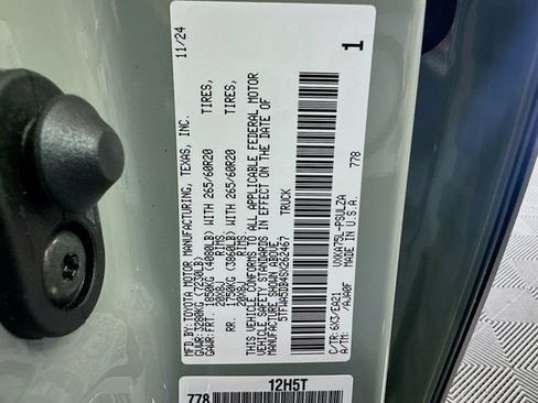 Used 2025 Toyota Tundra Limited AWD/4WD image 30