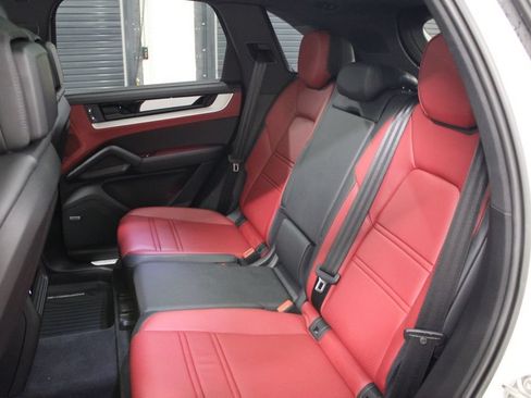 Certified 2025 Porsche Cayenne AWD/4WD image 28