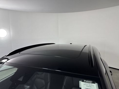 Certified 2024 Porsche Macan AWD/4WD image 17