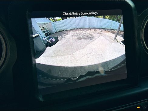 Used 2018 Jeep Wrangler Unlimited Sahara image 14