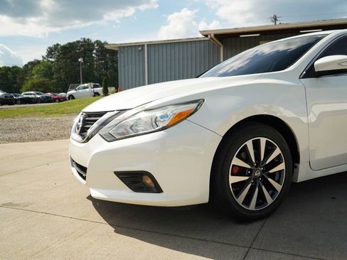 Used 2017 Nissan Altima 2.5 SL w/ Moonroof Package FWD image 18